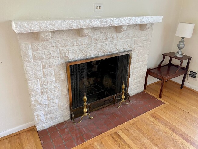 Building Photo - Charming 3Bedroom/2Bathroom Detached Home ...
