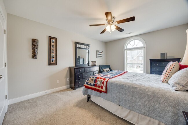 Building Photo - Stunning 4-Bedroom, 3.5-Bath Full Brick Ho...