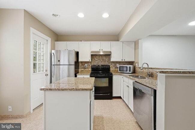 Building Photo - 8074 Sebon Dr