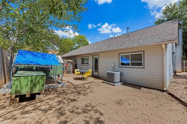 Building Photo - 906 Oleander Ln