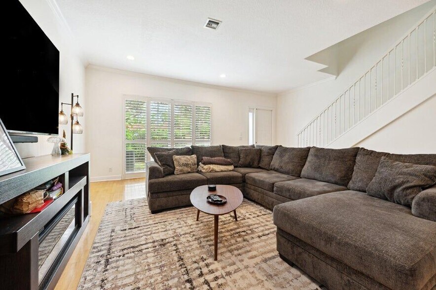 Building Photo - 1416 NE 4th Ct