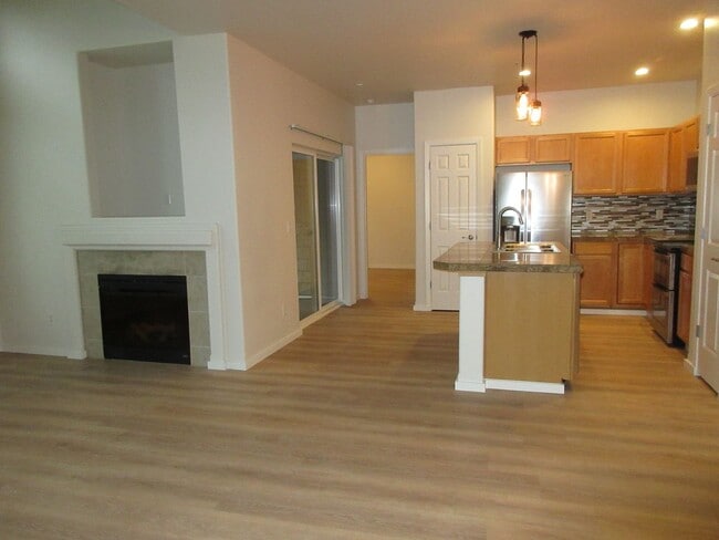 Building Photo - 2 Bedroom 2 Bath Condo in Dupont !!