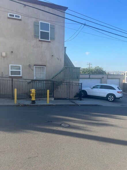 Building Photo - 102 W Hall Ave