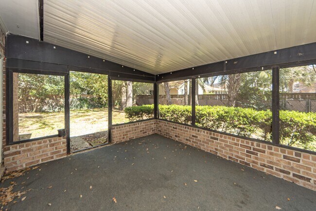 Building Photo - 5 Bedroom 3 Bath Home in Parkshore - Charl...
