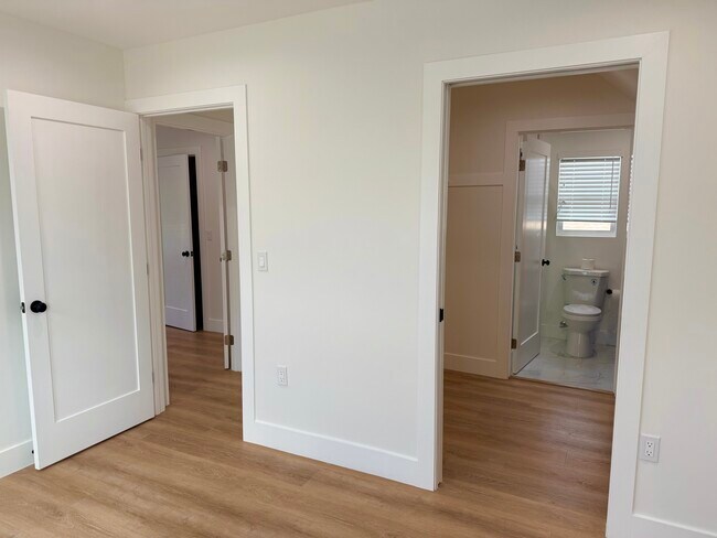 Building Photo - 678 E 45th St