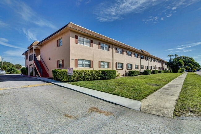 Building Photo - 600 SW 2nd Ave