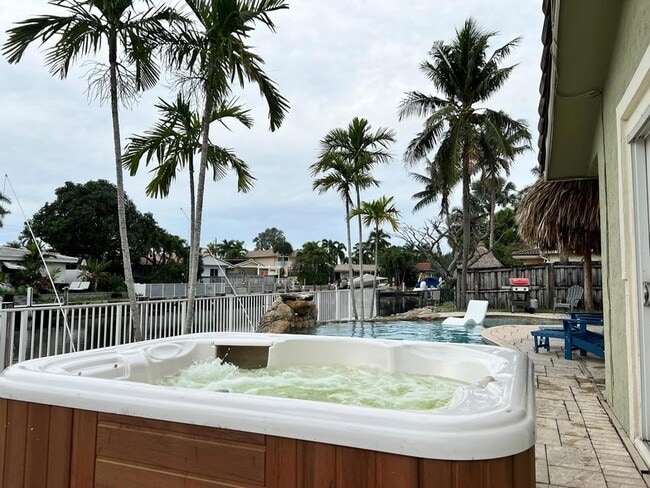 Building Photo - 5911 NE 15th Ave