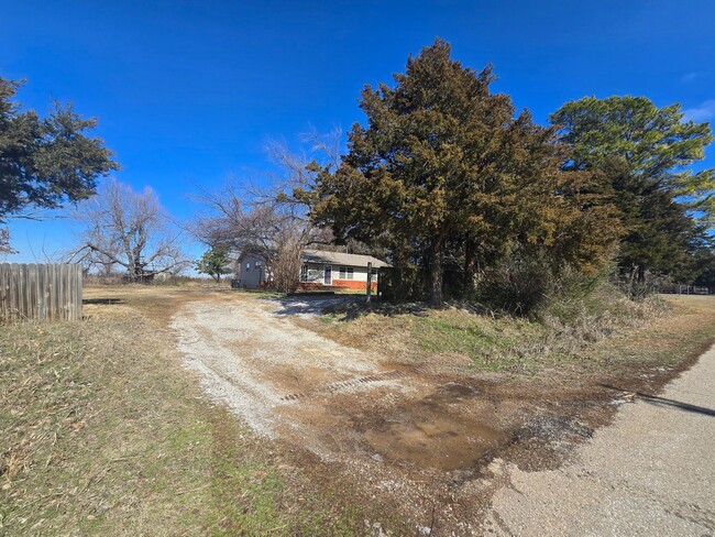 Building Photo - 3 Bedroom 2 Bath home in Shawnee!