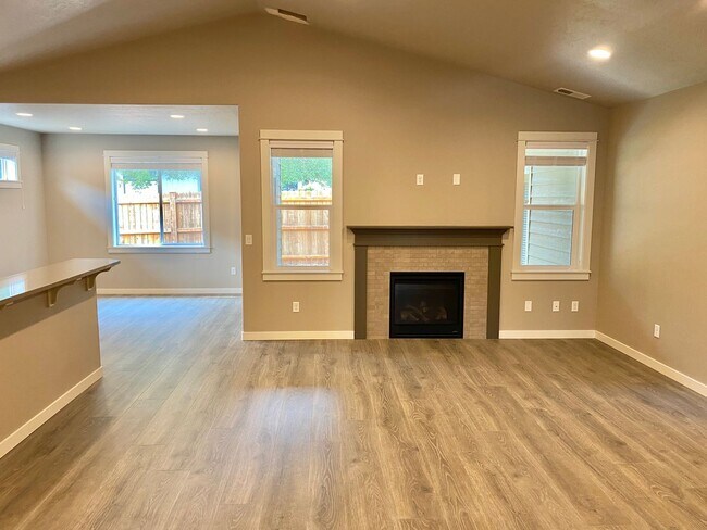 Building Photo - 61357 SE Matthew St