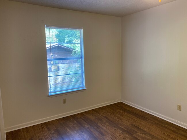 Building Photo - 3025 Bernice St
