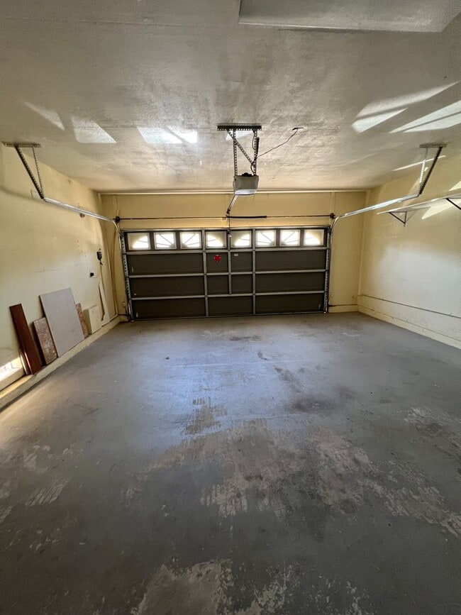 Building Photo - Spacious 4 bedroom 2.5 Bathroom Gold River...