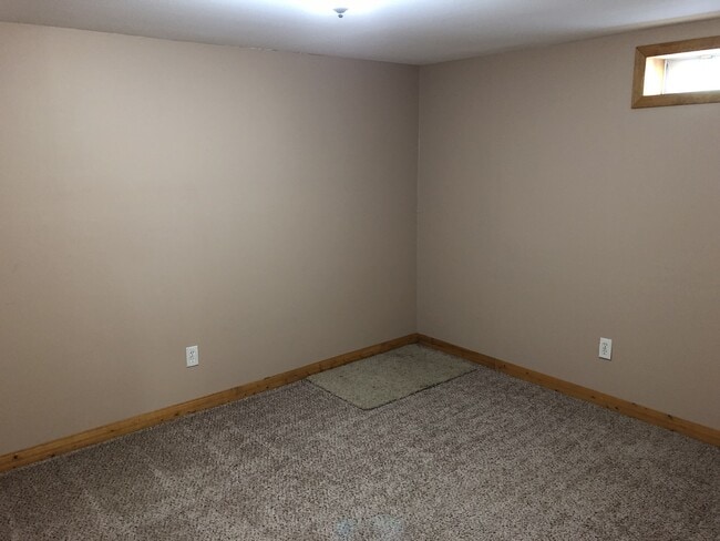 Building Photo - Nice home with fenced yard