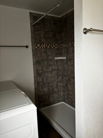 Building Photo - 240 Country Club Rd