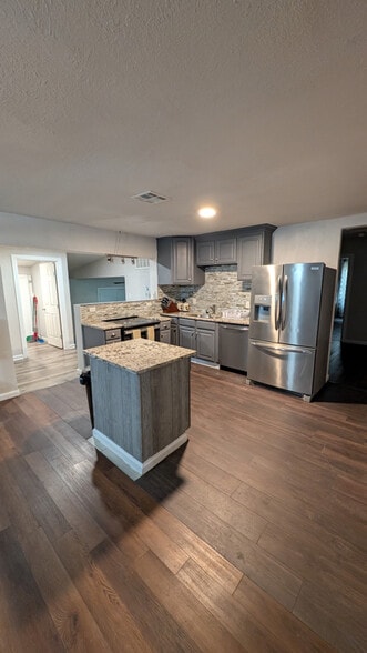 Building Photo - 1004 NE 28th St