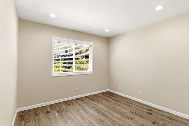 Building Photo - Union City 4-Bed, 2-Bath w/ 2-Car Garage & Vaulted Ceilings