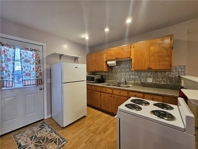 Building Photo - 102 Meadow Dr