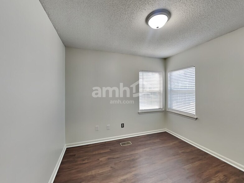 Building Photo - 8401 Redstone View Dr