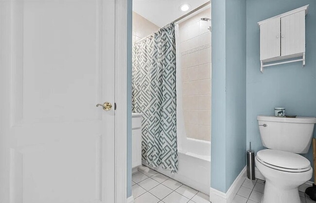 Building Photo - Bright & Spacious Unit with Natural Light