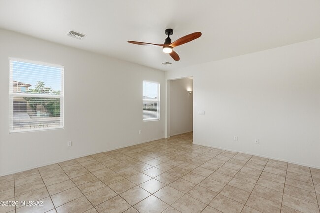 Building Photo - 584 N Highlands Grove Ln