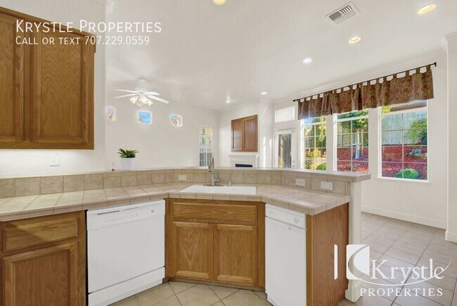 Building Photo - Gorgeous condo in beautiful Tiara gated co...