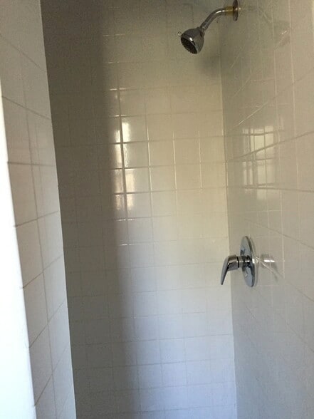 shower - 2085 Ivar Ave