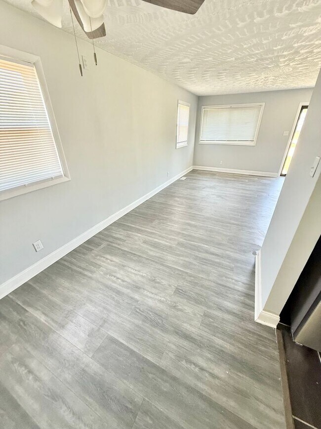 Building Photo - ***3 Bed Ranch with off-street parking and large yard!