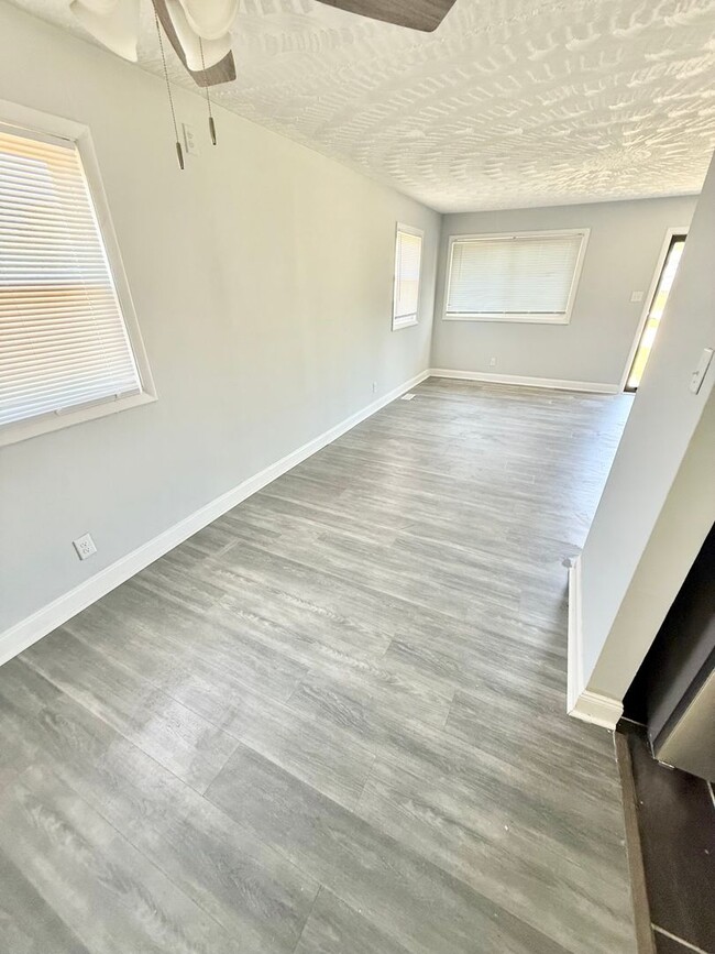 Building Photo - ***3 Bed Ranch with off-street parking and...