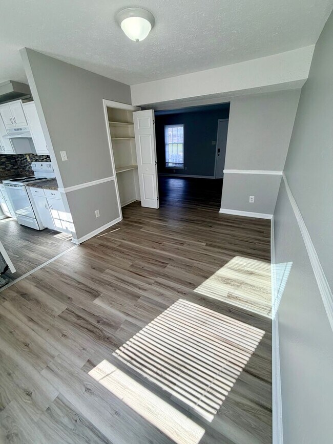 Building Photo - 2472 Woodhill Dr