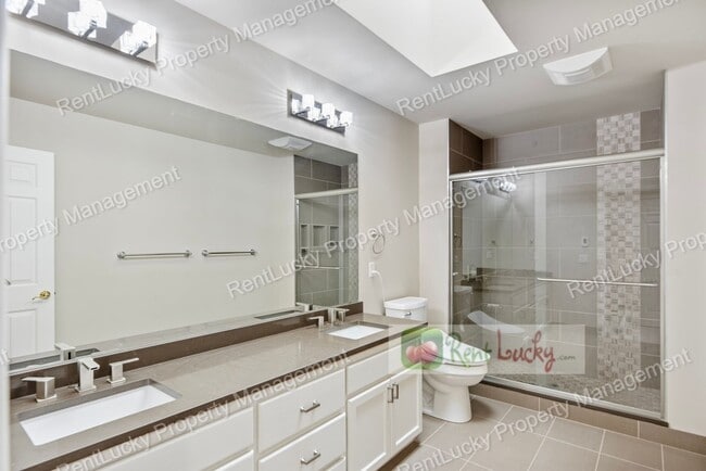 Building Photo - Like-New and HUGE 5-Bedroom Home in Prime ...