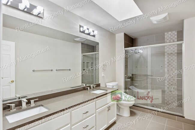 Building Photo - Like-New and HUGE 5-Bedroom Home in Prime Bellevue Location!!