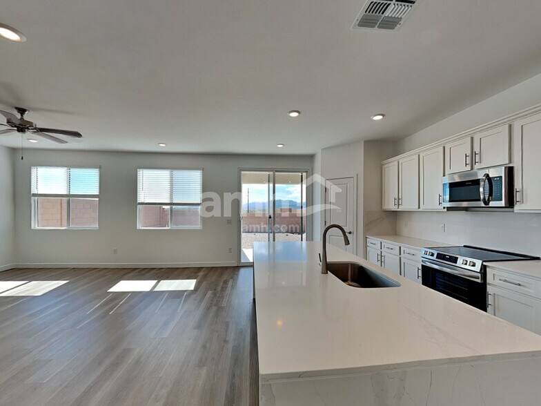 Building Photo - 6179 W Calle Lingo