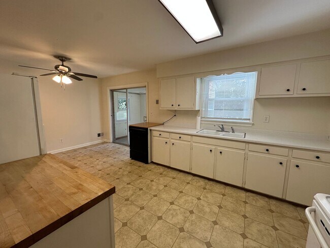 Building Photo - 1408 Dermott Ave