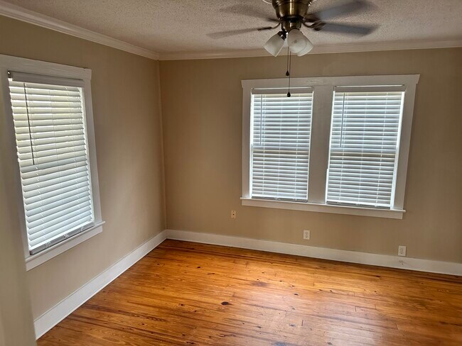 Building Photo - 512 Gordon St E