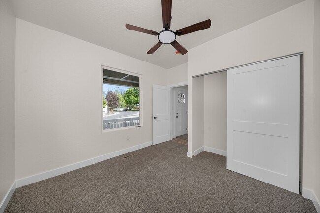 Building Photo - New Updated 3 Bed 2 Bath Lower South Hill Home!