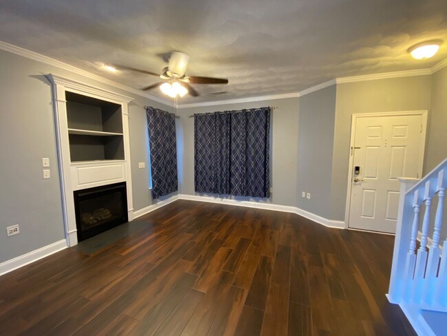 Building Photo - Rent Special Alert! Move in by 01/15 and e...