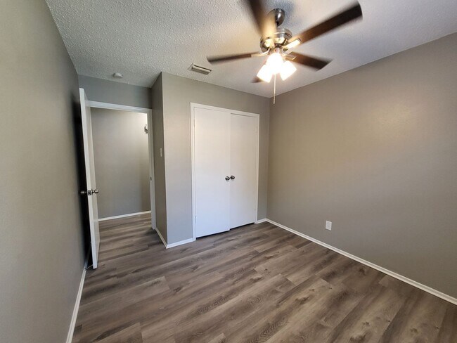 Building Photo - 2110 Redbud Ln