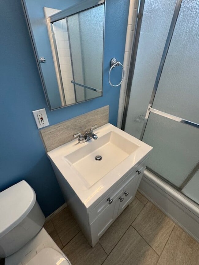 Building Photo - Beautiful 3 bedroom 2 bath HOME . . .  Clo...