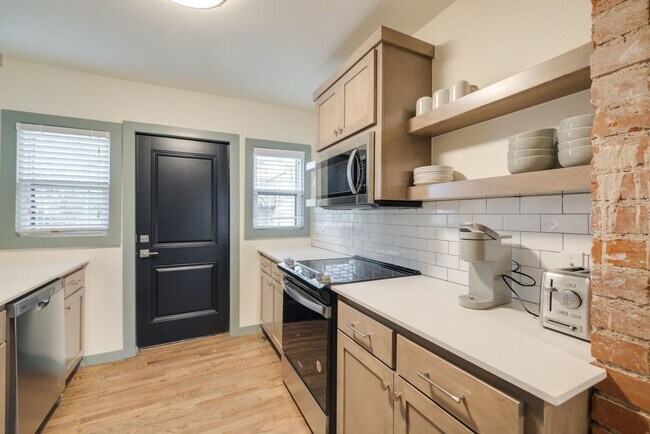 Building Photo - Welcome to this charmingly updated 2 Bedroom 1 Bathroom Bungalow Located in the Historic Jefferso...