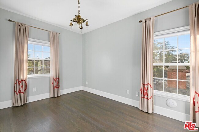 Building Photo - 11217 Kling St