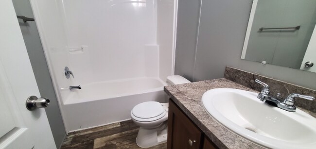 Building Photo - 5720 E Washington Rd