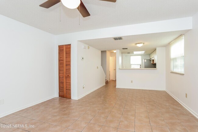 Building Photo - 844 7th Ave S
