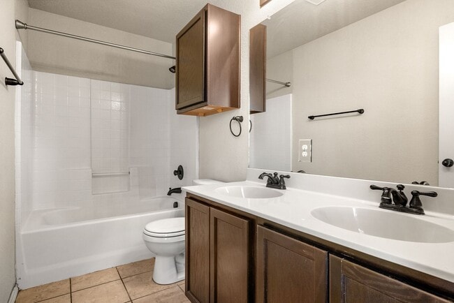 Building Photo - 566 Creekside Cir
