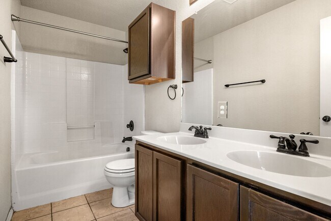 Building Photo - Nice 3 Bedroom Duplex in New Braunfels, TX!
