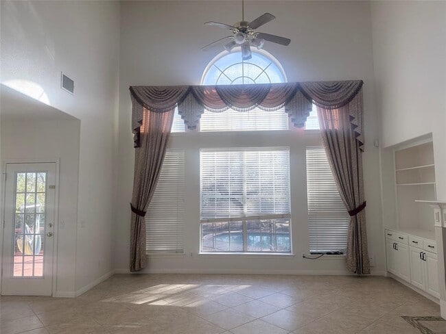 Building Photo - 9501 Aire Libre Dr