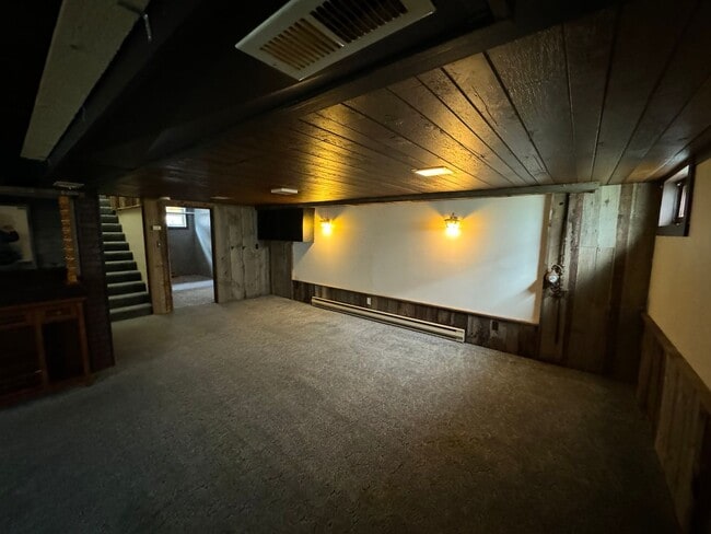 Building Photo - Quiet Home On The East Side of Great Falls!