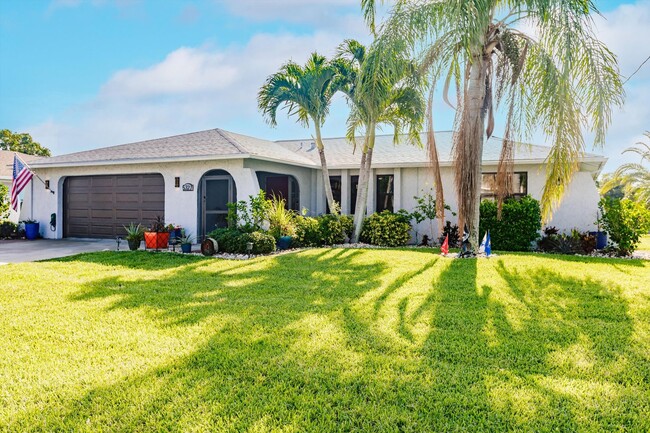 Building Photo - Waterfront Pool Home w 25k Pound Boat Lift...