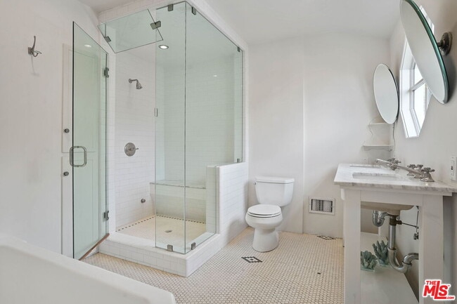 Building Photo - 1531 Marmont Ave