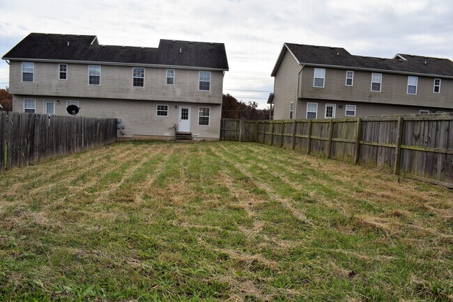 Building Photo - Spacious 3 bedroom, 2.5 bathroom duplex!