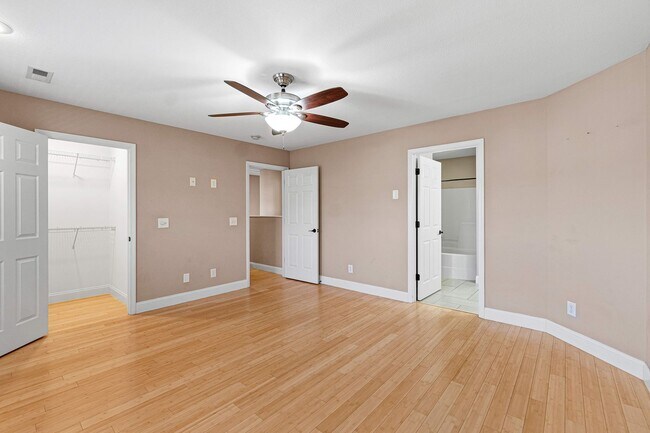 Building Photo - 402 Kings Rd