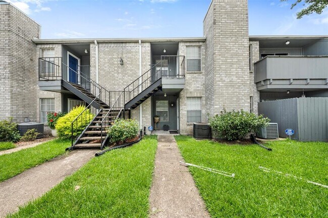 Building Photo - 9700 Leawood Blvd